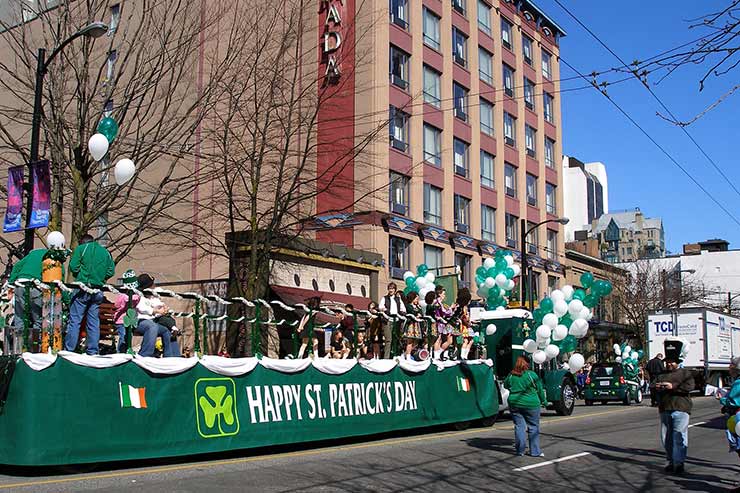 6. Qualquer pessoa pode participar do desfile?